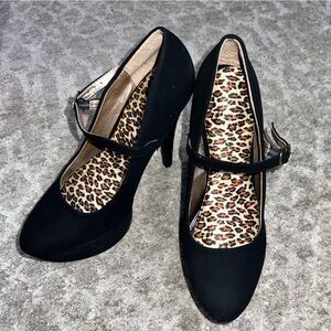 BLACK HEELS WITH STRAP WOMENS SIZE 8